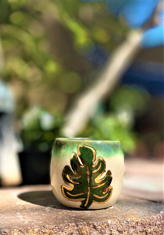 Golden monstera thumb cup / stemless wine cup